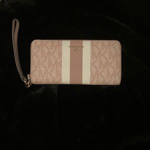 Michael kors contential wallet